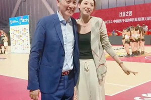 又一個岳父大人！此前深圳主帥鄭永剛被高顏值女兒拉住在場邊合影