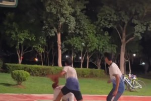 曾被NBA灰熊隊選中的天才中鋒。。。。。