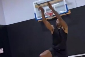 小黑子？？魔獸曾模仿詹姆斯動(dòng)作配文：猜猜是哪個(gè)NBA球星？