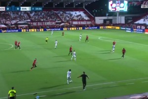 天外飛仙??！巴乙后衛(wèi)邊路直接起腳，皮球劃過(guò)完美弧線打入死角