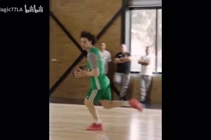 你倆還認識？吉迪與湖人舊將肯德里克納恩一起進行對抗訓(xùn)練！