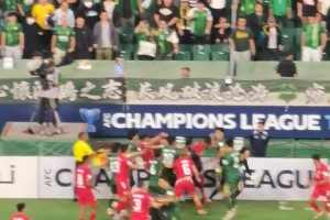 火藥味！河內(nèi)球員場邊挑釁，動手，還踹廣告牌+向國安球迷豎中指