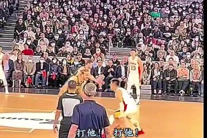 現(xiàn)在中國(guó)男籃隊(duì)里的后衛(wèi)，有哪個(gè)能打這種球嗎？