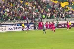 換個角度看看國安與河內(nèi)球員場邊沖突??