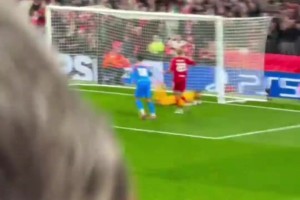 點燃安菲爾德！現(xiàn)場球迷各個角度拍攝范迪克補時絕殺！