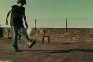 球王成長(zhǎng)時(shí)！梅西20年前的廣告！當(dāng)時(shí)你注意到這個(gè)小伙子了嗎？