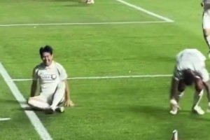 孫興慜戴帽太激動了，直接地上滾了一圈??