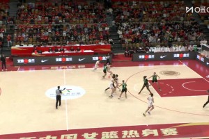 如入無(wú)人之境！楊舒予開(kāi)場(chǎng)就閃電直殺內(nèi)線上籃，為球隊(duì)首開(kāi)記錄