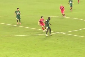 忍無(wú)可忍！實(shí)拍：工體現(xiàn)場(chǎng)國(guó)安球迷怒罵恩加德烏“不踢滾蛋”