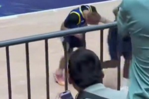 好慘！程鑫凱身穿普爾球衣，被追夢無情碾壓得分，隨后還被鎖喉！