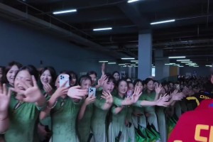 這一刻體會(huì)到了大學(xué)里當(dāng)球員的陽(yáng)光活力青春感