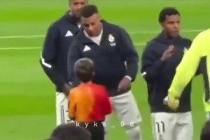 暖男！小球童跑向姆巴佩想要他的外套，后者爽快答應(yīng)