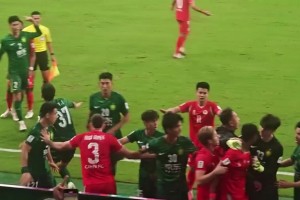 國(guó)安工作人員正在拉架，結(jié)果被主場(chǎng)球迷扔的水瓶砸到頭部