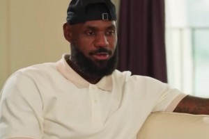 主持人直呼摳門(mén)！詹姆斯：我去中國(guó)不開(kāi)漫游 只連酒店Wi-Fi