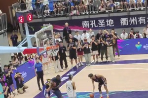 笑死！??程鑫凱穿了件普爾球衣，追夢直接對其上演鎖喉！