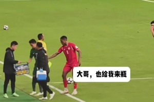 咽不下這口氣！實(shí)拍：沖突過后河內(nèi)球員找國安工作人員要水被拒