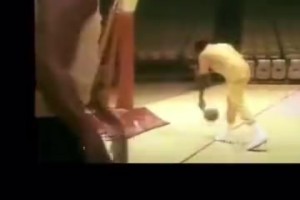 名場面！庫里全明星賽中場背投一擊即中震撼全場！