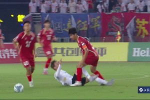 宿遷再度領(lǐng)先！高馳點射破門，現(xiàn)場球迷喜極而泣！