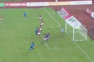 還有這操作！宿遷球員險些將球扣進球門！解說：馬拉多納上帝之手