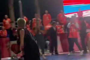 追夢為徐靜雨送出絲滑妙傳！但徐靜雨被鎮(zhèn)守籃下的郭艾倫大帽！