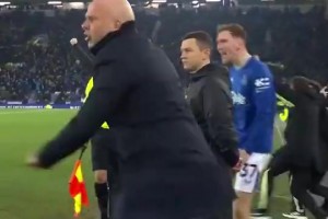 ??當(dāng)利物浦被埃弗頓絕平后，場(chǎng)邊的斯洛特真是氣炸了！