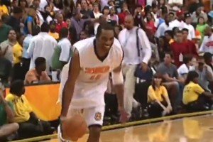 卡特的跨人扣籃，根本碰不到底下的人，更別說助力了