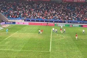 現(xiàn)場實拍泰山隊被絕平，王大雷無奈舉手不滿防守