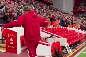 5場英超打進3球！埃基蒂克離場時利物浦球迷為他送上熱烈的掌聲