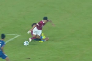 紅牌來(lái)了！宿遷隊(duì)球員楊碩背后鏟球犯規(guī)，兩黃變一紅被罰下