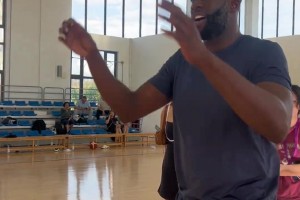 追夢認真指導小球員訓練，這才是中國行的意義啊