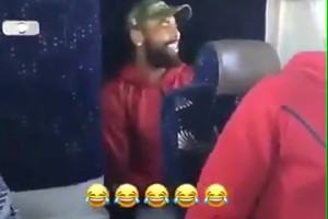 誰還記得這一幕？詹姆斯昔日傾情演唱生日歌，令壽星歐文靦腆一笑