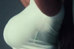 哥倆好！蘇超宿遷和揚州球員拼搶中鞋帶纏在一起，雙雙被絆倒在地