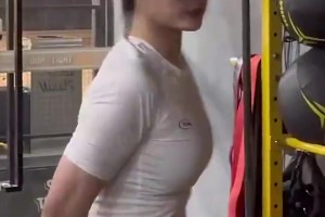 這身材！你在禁區(qū)能扛得住她的突破嗎？