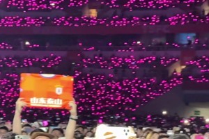 看到泰山球衣還以為走錯片場??周杰倫演唱會濟南站驚現(xiàn)泰山球衣