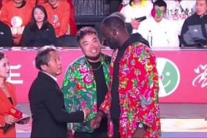 徐靜雨真慘！和追夢連線，慘遭郭艾倫大帽，還被郭艾倫從身上跳過