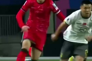 剛上場的方昊帶球突進(jìn)，踢了整場的孫興慜瞬間提速回防搶斷??