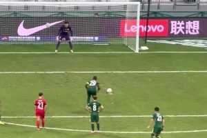 梅西一個(gè)簡(jiǎn)單的動(dòng)作，過(guò)人就像喝水一樣簡(jiǎn)單