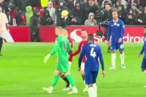 國外球迷：為什么恩佐總是欺負芒特？??