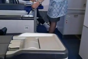 網(wǎng)友此前坐飛機(jī)偶遇庫里：這是給書包買了個(gè)座位？