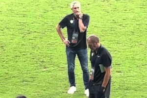 昔日巴薩主帥的無(wú)奈！實(shí)拍：賽后塞蒂恩在工體獨(dú)自矗立許久??