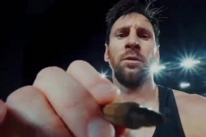 梅西兩射一傳率隊(duì)取勝！近距離感受梅西在相機(jī)上簽名