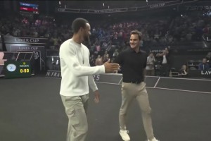 夢幻聯動！庫里與網壇傳奇費德勒攜手步入賽場，為拉沃爾杯挑邊~