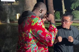 靜雨瘋狂“挑釁”追夢格林擺好了拳擊姿勢 結(jié)果認慫送上果籃??