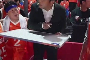 宋小寶當(dāng)教練是什么畫風(fēng)哈？被戰(zhàn)術(shù)板卡住 得站椅子上布置戰(zhàn)術(shù)~