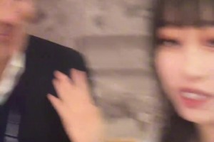 大老師竟然和切爾西傳奇名宿一起看球，今天妝容很美很漂亮呀??