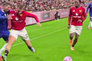 盧克肖這身體素質，一肩膀把恩佐頂出場外