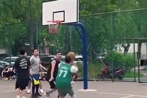 被隊(duì)友晃了！范赫克躲避不及將球擋進(jìn)自家球門(mén)，熱刺2-2布萊頓