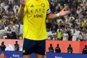 C羅回應客隊球迷貼臉嘲諷：梅開二度+微笑指耳朵表示聽不見