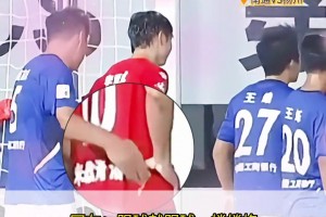 蘇超現(xiàn)場(chǎng)上演《南哥的誘惑》網(wǎng)友：這就是傳說(shuō)中的親密防守??