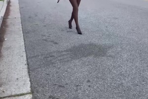 美女配豪車！杰倫-布朗女友這雙黑絲美腿，給個80分不過分吧??